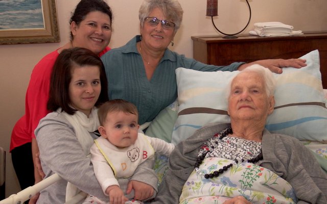 Die 5 geslagte van Tannie Rens Fourie (96) in die bed, met vlnr om haar Mienke Rossell (agter-agter-kleinkind), Marnel Rossell(agter-kleinkind), Ronel Visser (kleinkind) en Maria Otto (skoondogter)